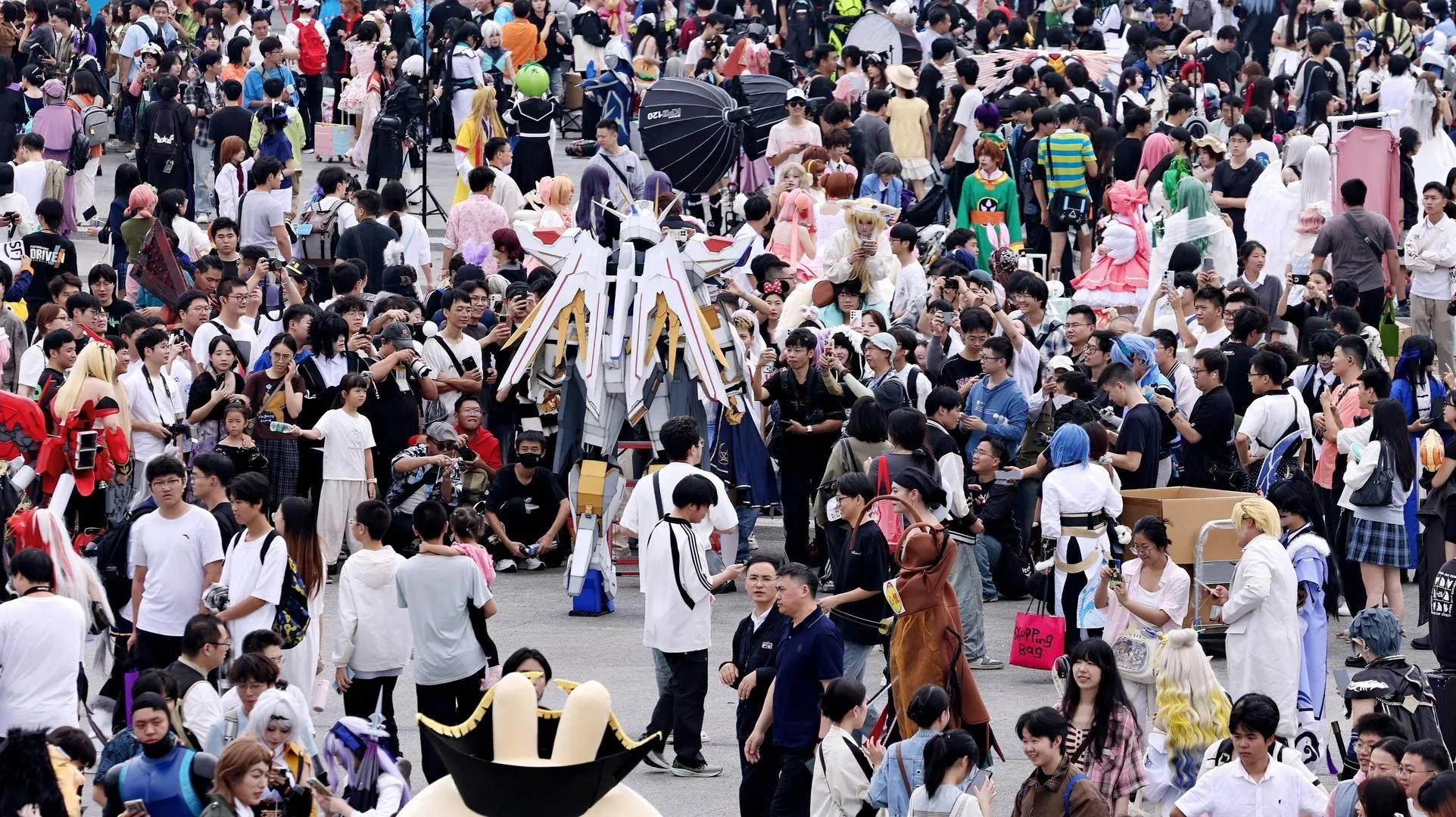 动漫嘉年华人潮涌动——3d同人动漫展会现场